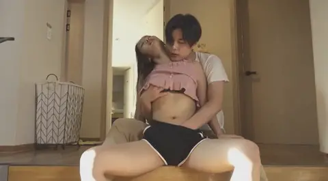 Em gái ngực bự thích khoe hàng