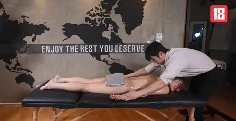 Ngồi cạnh cô ấy ở tiệm massage, tim anh loạn nhịp
