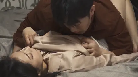 Bị phản bội xong cô nàng đổi mood luôn