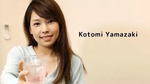 Em gái say xỉn lộ quần lót trên phố