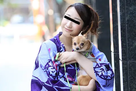 Người đẹp mặc yukata dắt chó đi dạo