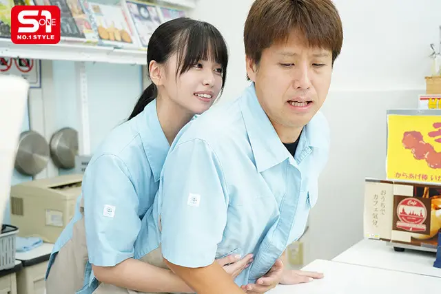 Nữ nhân viên mới ở cửa hàng tiện lợi khiến sếp lao đao