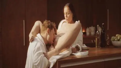 Nóng quá cởi áo, lộ vòng một luôn
