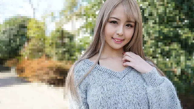 ông già lén ôm cô gái, cảnh sau lưng quá cuốn